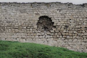 Стена генуэзской цитадели-3 (Феодосия, старый город).jpg