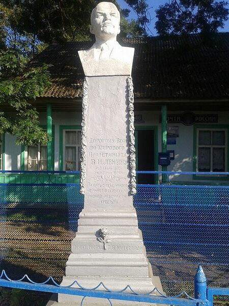 Файл:Бюст В. И. Ленина в Шабановском.jpg